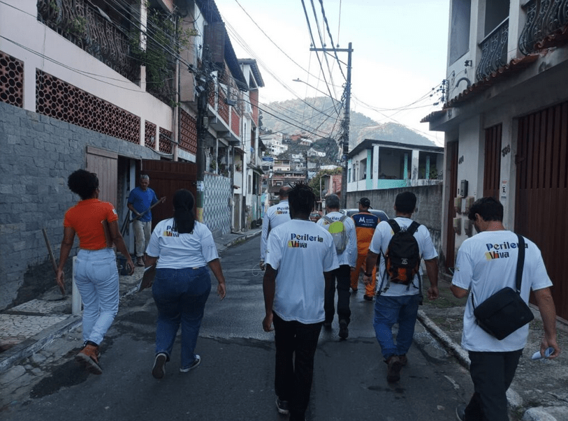 A participação da comunidade na realização dos planos foi fundamental, afirmam os coordenadores. Foto: Anderson Sato/Arquivo Pessoal https://www.uff.br/16-10-2025/projeto-da-uff-propoe-prevencao-contra-desastres-naturais-nas-periferias-de-niteroi/