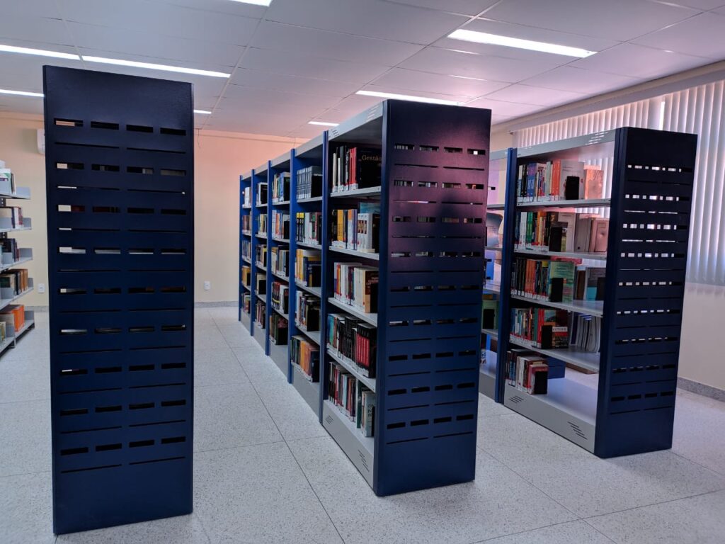 Acervo dos cursos de Administração, Ciências Contábeis e Direito na Biblioteca da UFF Macaé - Foto: Reprodução.