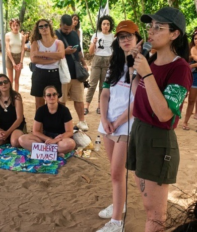 Ato "Levante Mulheres Vivas", na orla da Pracinha dos Cavaleiros, com participação de integrantes do Nupedim - Foto: Instagram @nupedimuff.