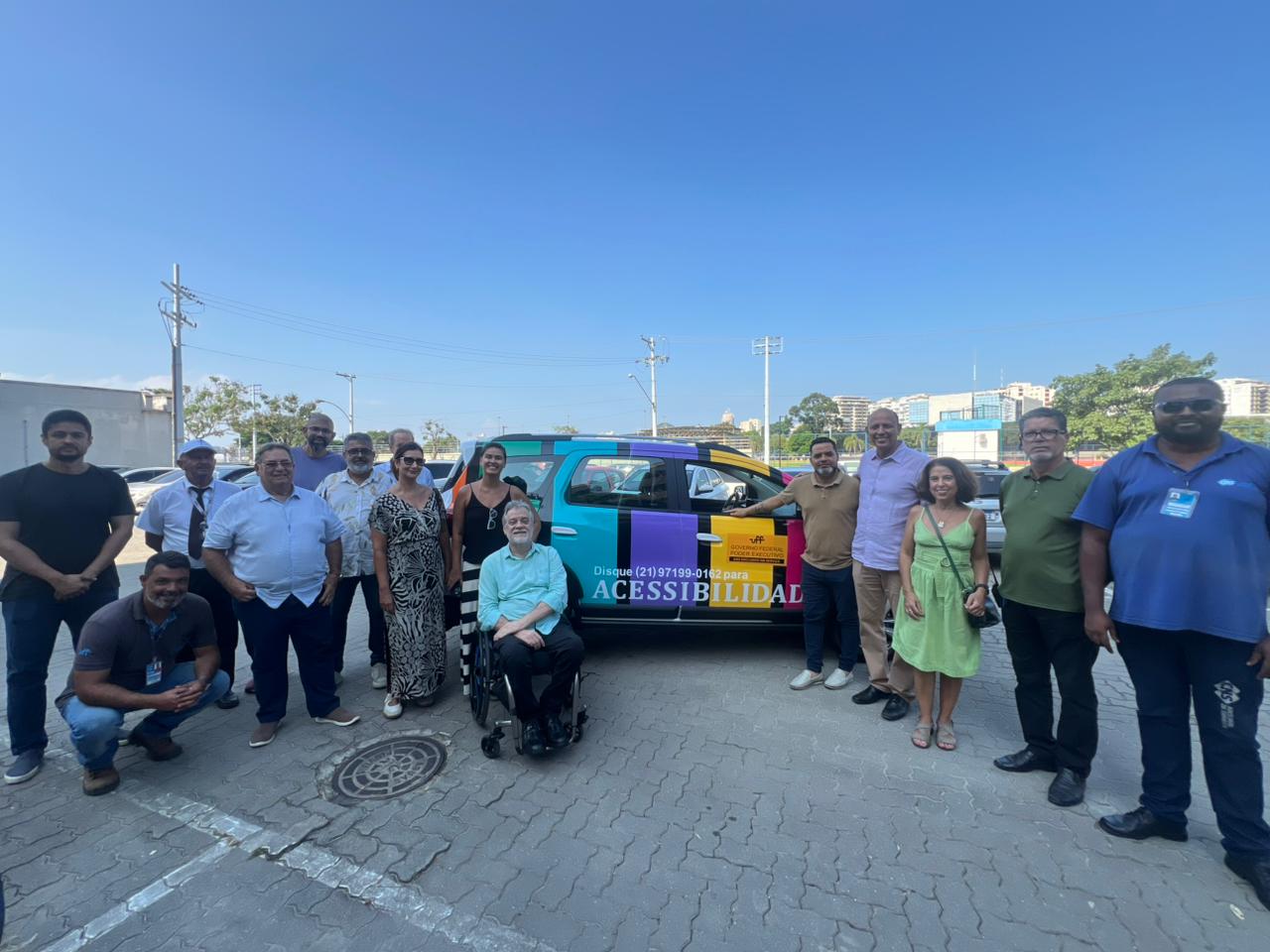 Entrega de transporte adaptado para pessoas com deficiência - Foto: Divulgação.