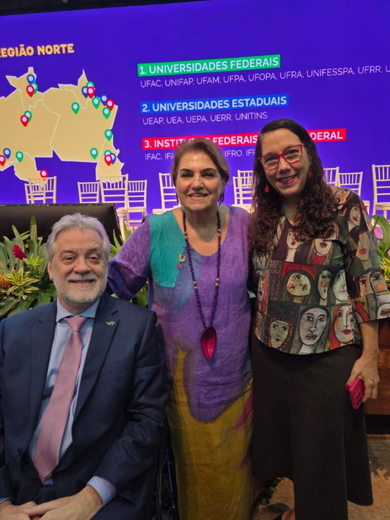 Reitor da UFF, Antonio Claudio Lucas da Nóbrega, ministra das Mulheres, Márcia Lopes, e a presidente da CPEG/UFF, Leticia Oliveira, durante o lançamento do protocolo nacional de enfrentamento à violência contra as mulheres em Brasília - Foto: Divulgação.