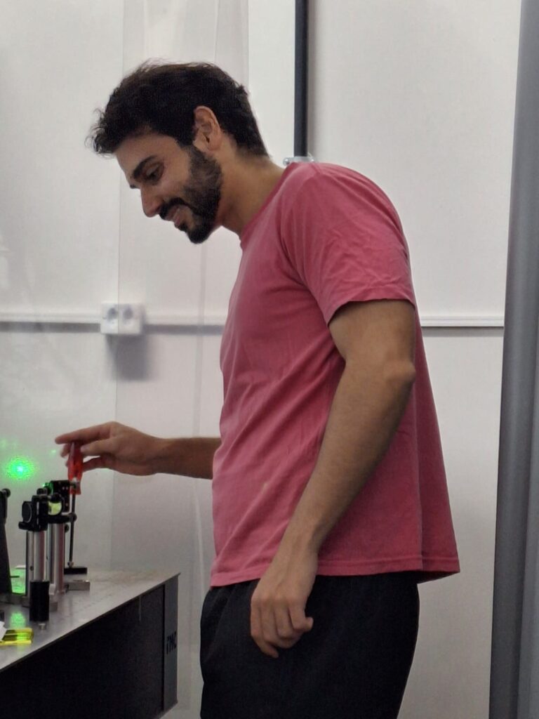 Guilherme Tadeu, doutorando da UFF, preparando o experimento - Foto: Divulgação.