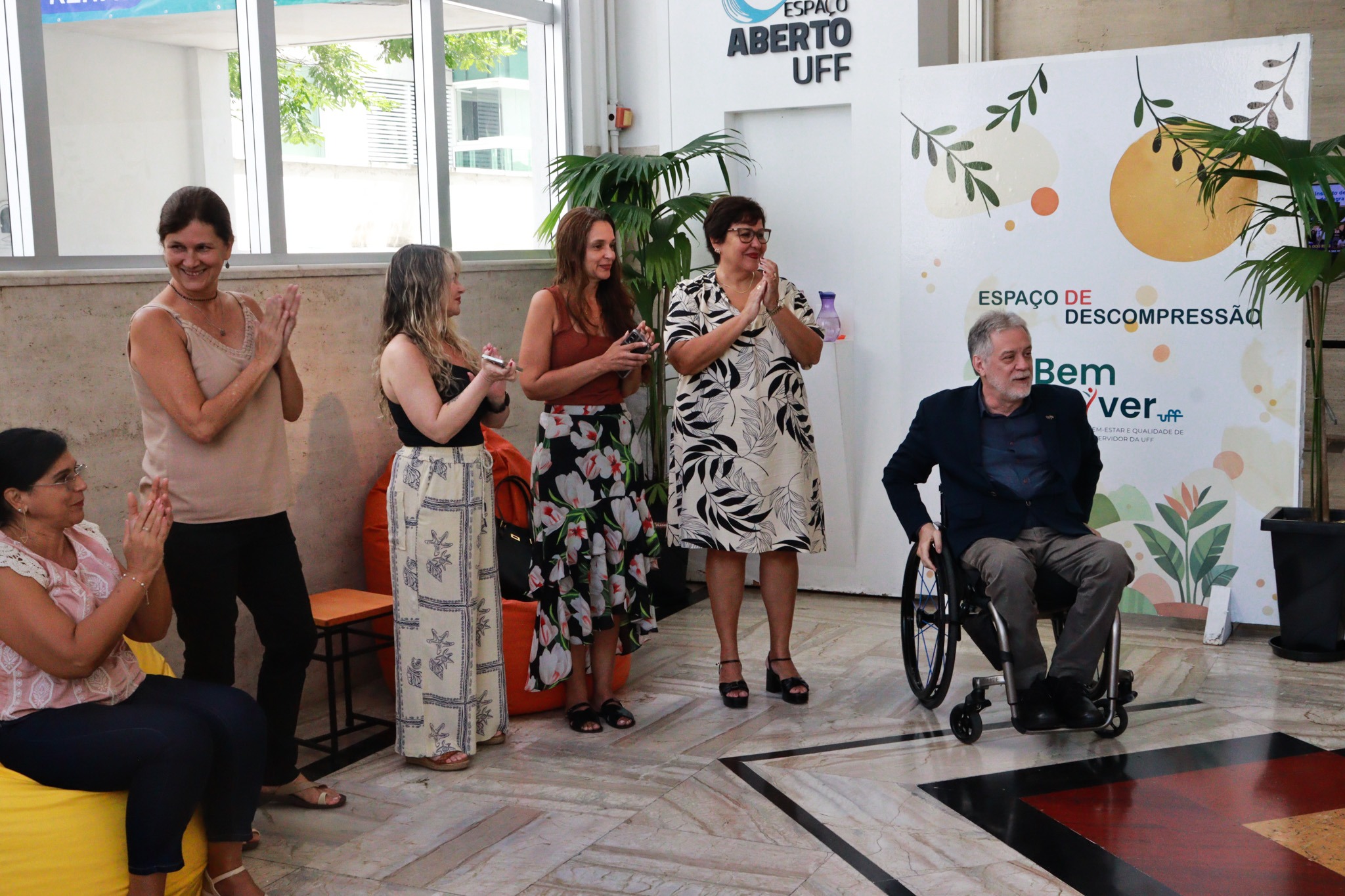 O reitor Antonio Claudio; a pró-reitora de Gestão de Pessoas, Aline da Silva Marques; a coordenadora de Atenção Integral à Saúde e Qualidade de Vida, Fátima Loureiro; a coordenadora de Pessoal Técnico-Administrativo, Patrícia Bompet; a pró-reitora de Administração, VeraCajazeiras participam da inauguração do espaço de descompressão na Reitoria O reitor Antonio Claudio; a pró-reitora de Gestão de Pessoas, Aline da Silva Marques; a coordenadora de Atenção Integral à Saúde e Qualidade de Vida, Fátima Loureiro; a coordenadora de Pessoal Técnico-Administrativo, Patrícia Bompet; a pró-reitora de Administração, VeraCajazeiras participam da inauguração do espaço de descompressão na Reitoria