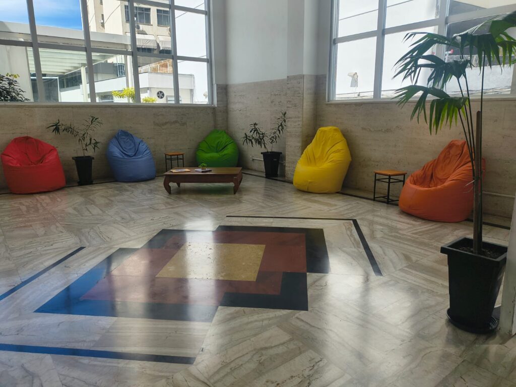 sala com puffs coloridos