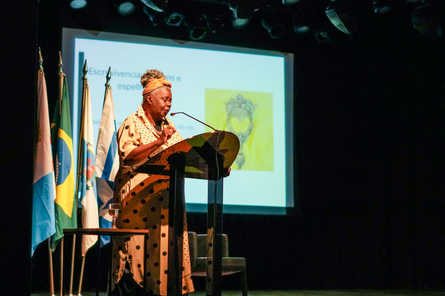 A escritora Conceição Evaristo durante a Aula Magna no Teatro da UFF. - Foto: Divulgação.