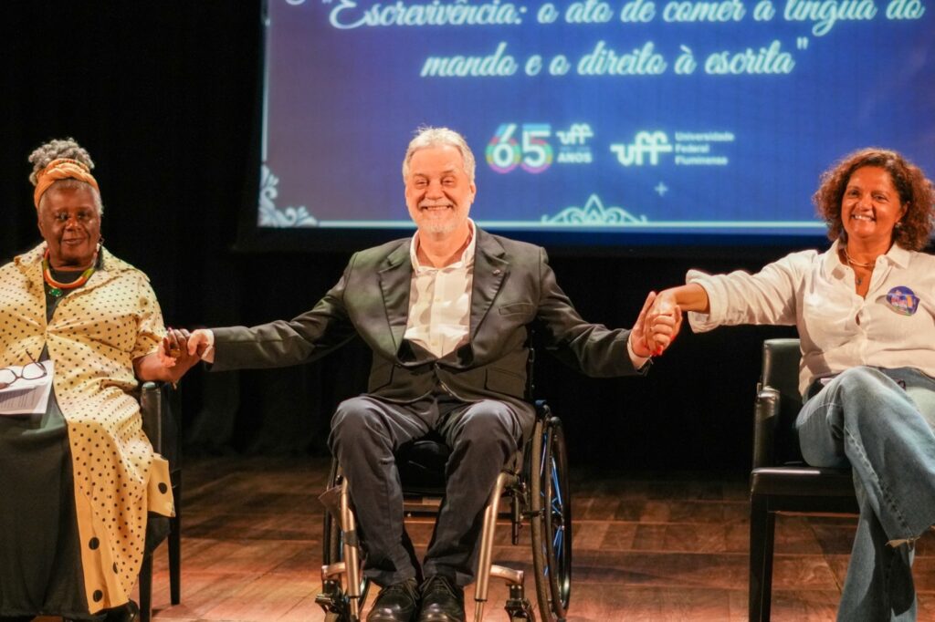 A professora Conceição Evaristo, o reitor Antonio Claudio Lucas da Nóbrega e a professora Luiza Rodrigues de Oliveira, na abertura da Aula Magna. - Foto: Divulgação.