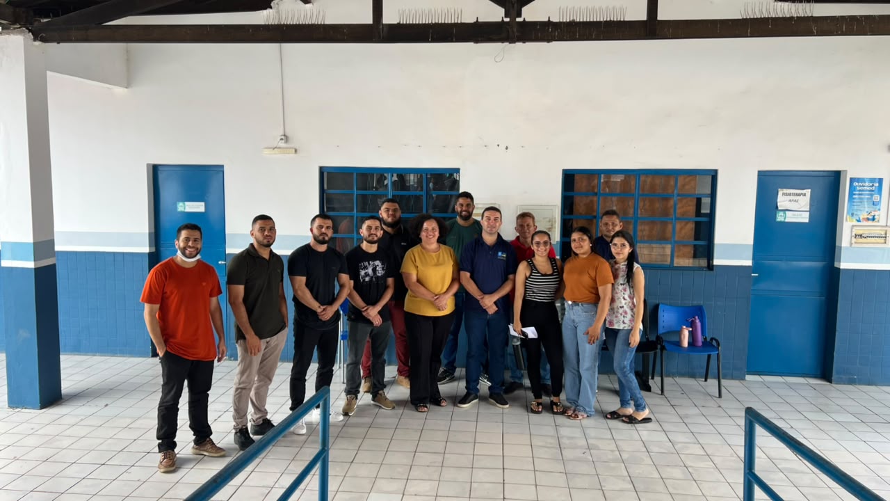 Turma no Maranhão Grupo de aproximadamente 12 pessoas posa em espaço interno com paredes brancas e detalhes em azul, em ambiente institucional simples e iluminado.