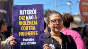 Participante do Ato Contra o Feminicídio levanta cartaz de protesto à violência contra as mulheres. Foto: Divulgação/SCS.