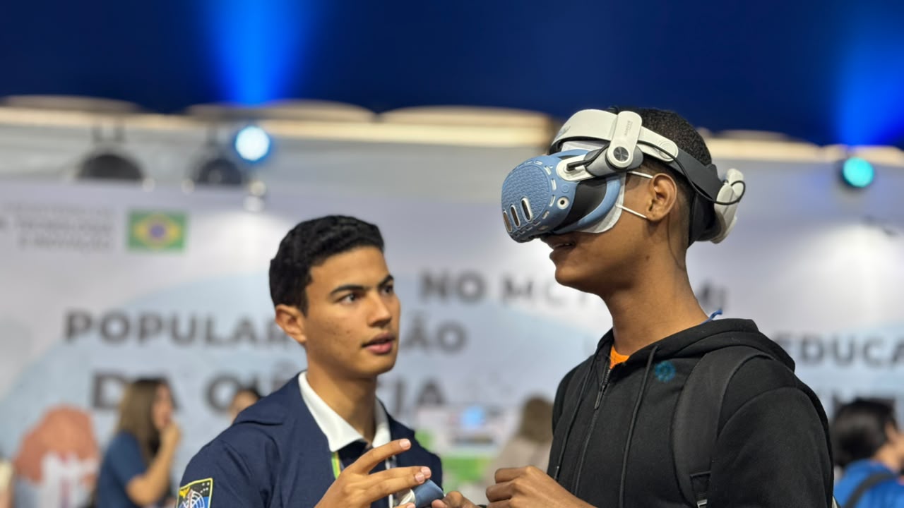 Jovem com óculos de realidade virtual em tenda da ExpoT&C. Foto: Divulgação/SCS. Jovem com óculos de realidade virtual em tenda da ExpoT&C. Foto: Divulgação/SCS.