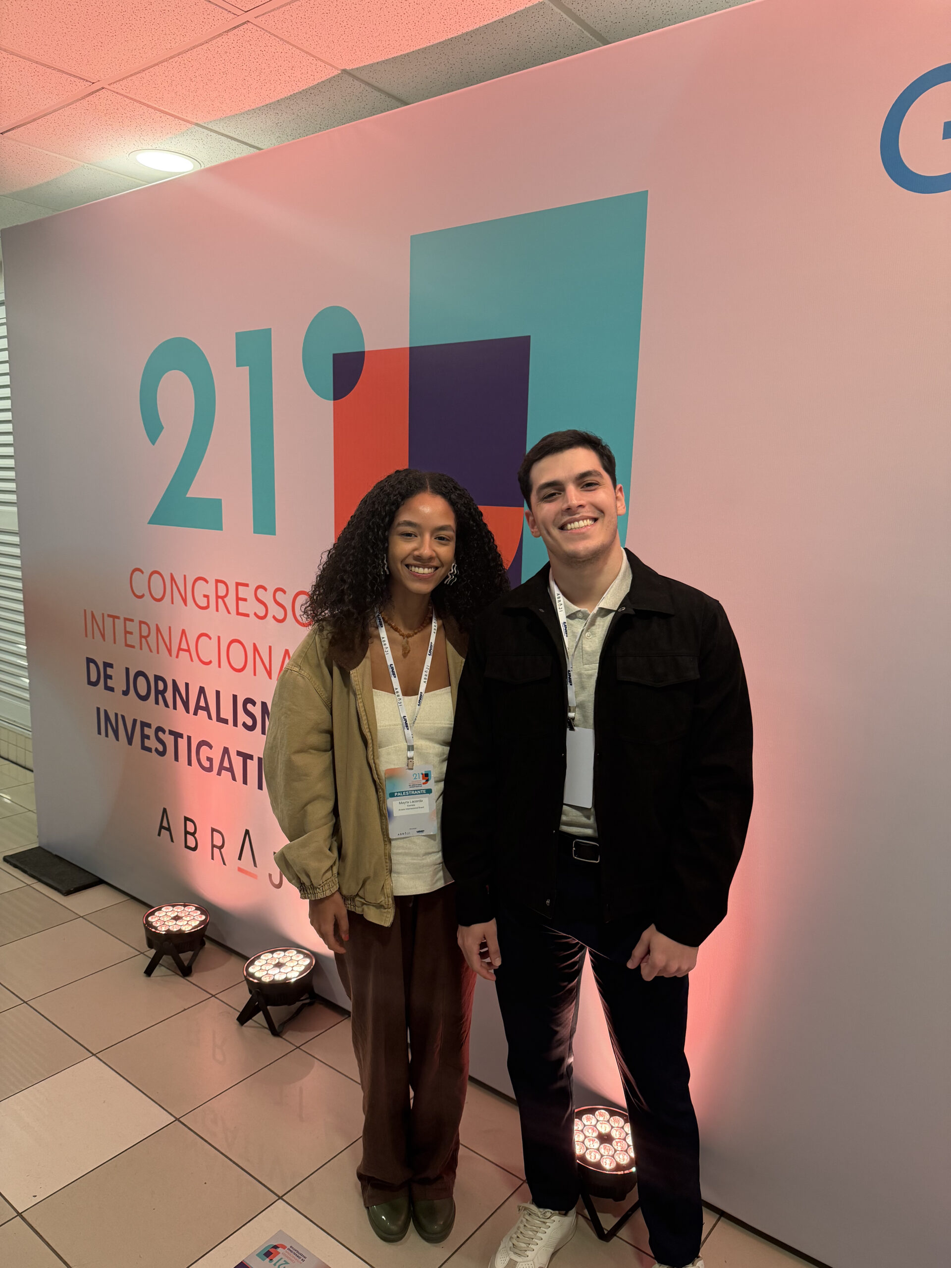 Mayra Lacerda e José Chacon no 21º Congresso Internacional de Jornalismo Investigativo da Abraji, Foto: Divulgação. Mayra Lacerda e José Chacon no 21º Congresso Internacional de Jornalismo Investigativo da Abraji, Foto: Divulgação.