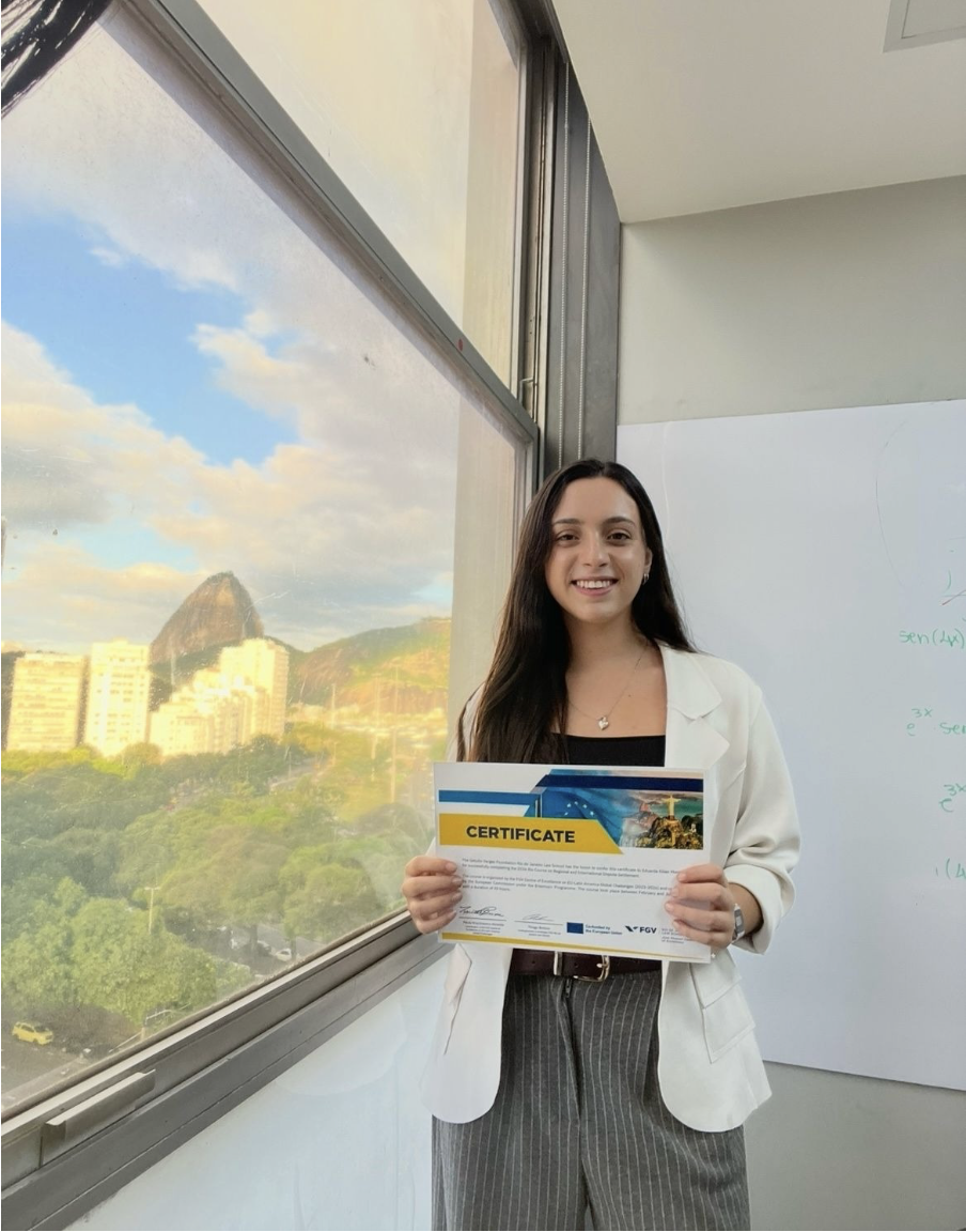 A estudante Eduarda Monteiro com o certificado de participação no Rio CRIDS – Foto: Divulgação A estudante Eduarda Monteiro com o certificado de participação no Rio CRIDS - Foto: Divulgação