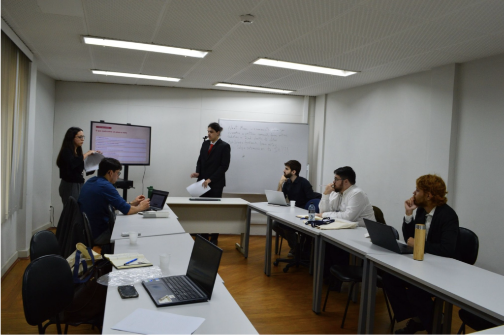 Eduarda Monteiro durante a apresentação do trabalho no VIII Congresso de Iniciação Científica do Programa de Pós-Graduação em Relações Internacionais San Tiago Dantas, em São Paulo - Foto: Divulgação.