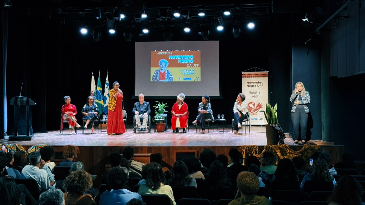 Abertura do Novembro Negro 2026 da UFF reuniu Conceição Evaristo, representantes da universidade e convidados no Teatro do Centro de Artes, em Niterói, nesta quinta-feira (22) – Foto: Joaquim Guedes (SCS). Abertura do Novembro Negro 2026 da UFF reuniu Conceição Evaristo, representantes da universidade e convidados no Teatro do Centro de Artes, em Niterói, nesta quinta-feira (22) - Foto: Joaquim Guedes (SCS).